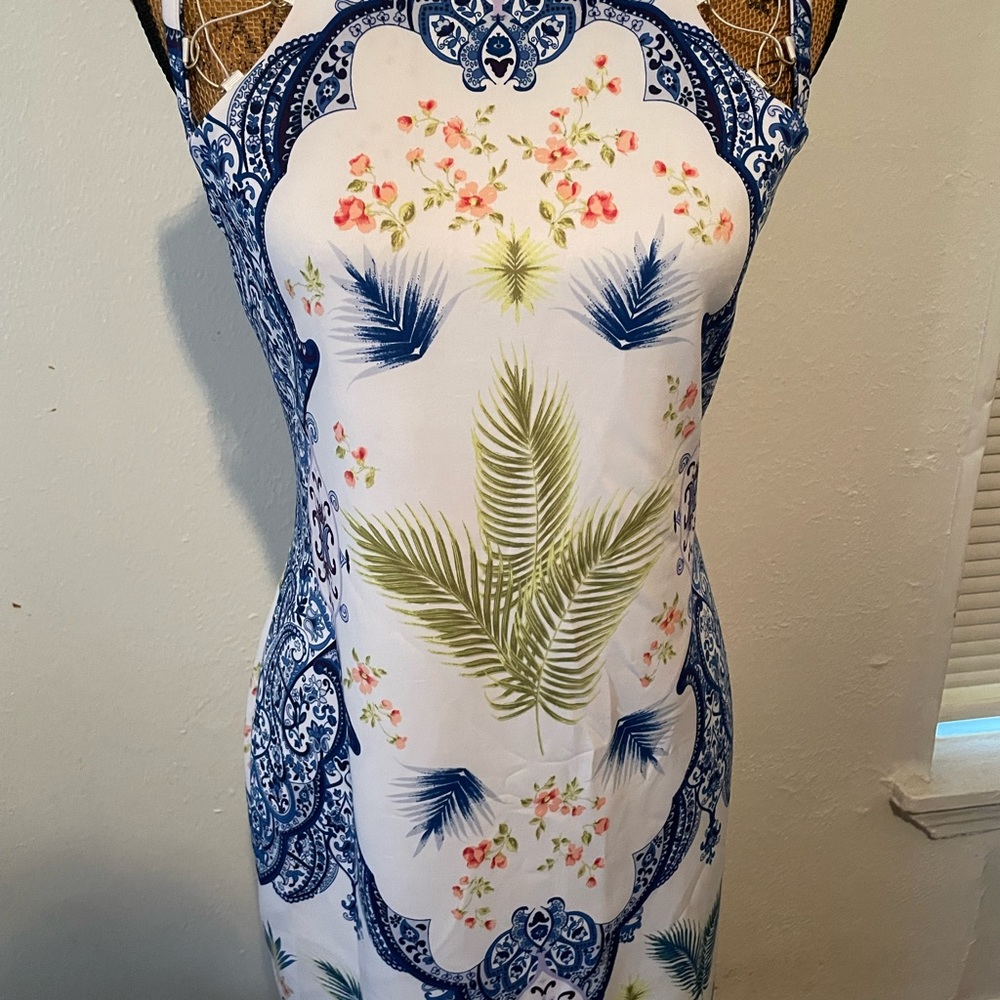 Dress - Picture 4 of 9